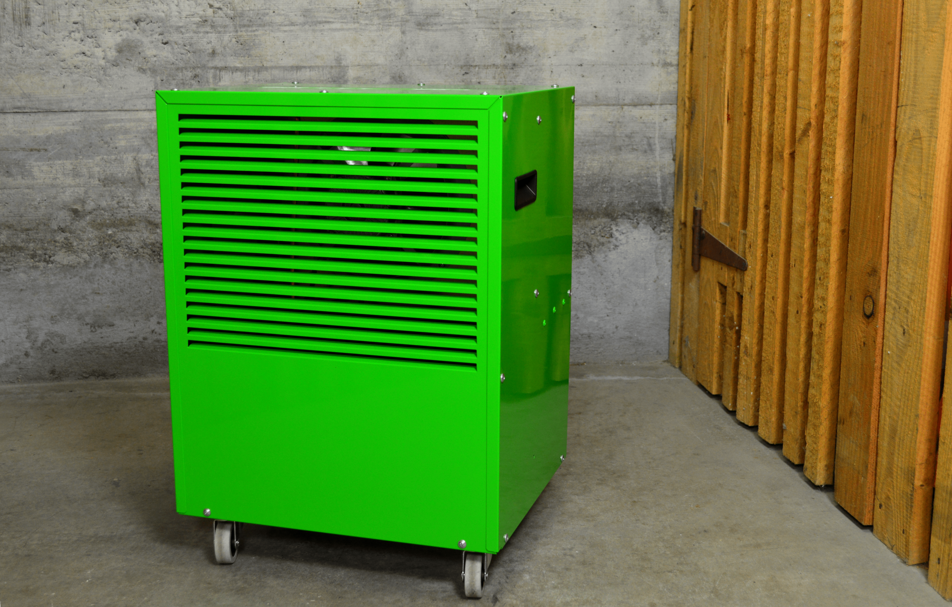 ecodry 425 Original Green Luftentfeuchter mit 4 Lenkrollen und automatischer Abtauvorrichtung.