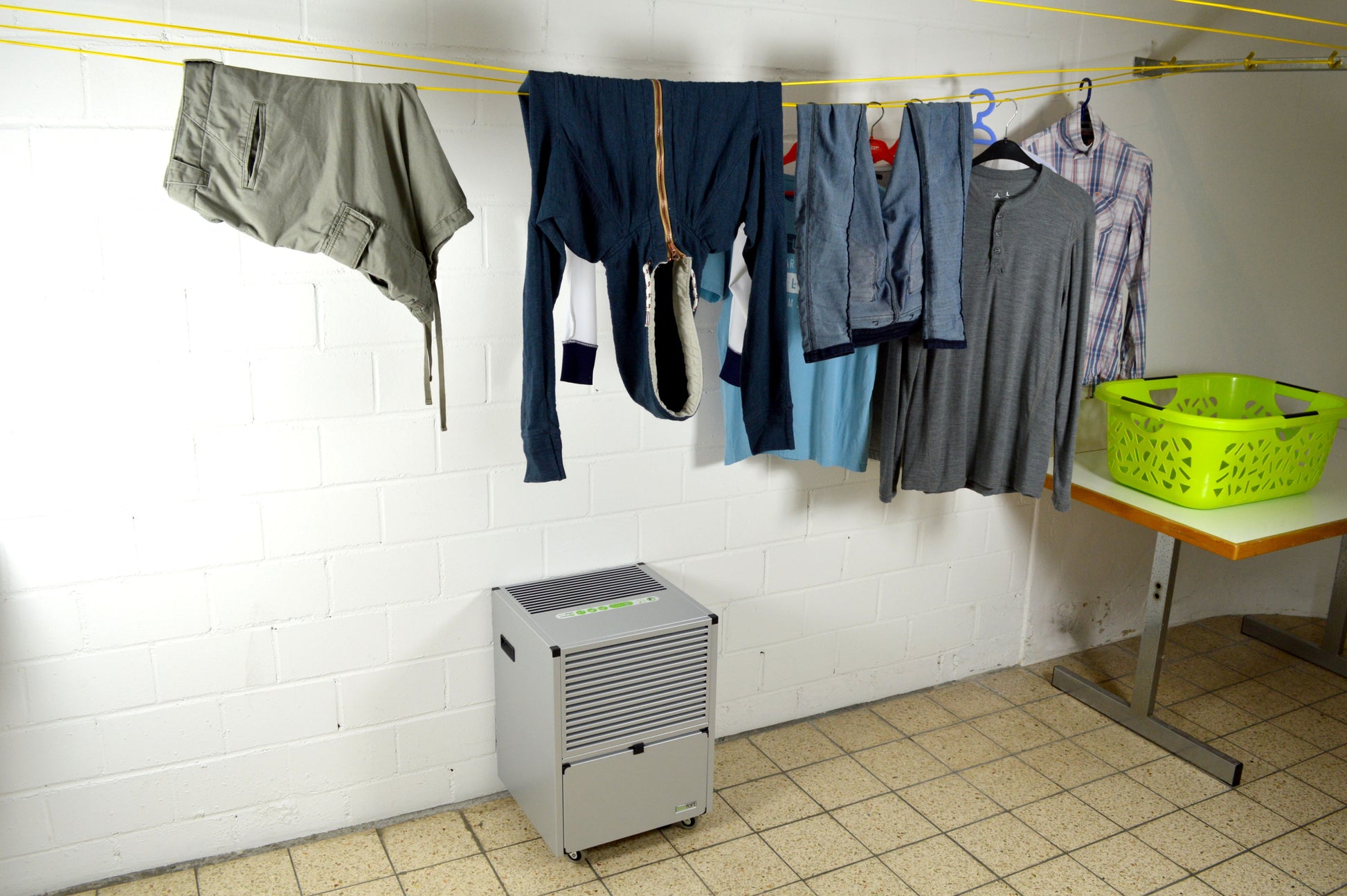 Mobiler Luftentfeuchter ecodry 625 mit stabilen Rollen und automatischer Abtauung für Wäschetrocknung.