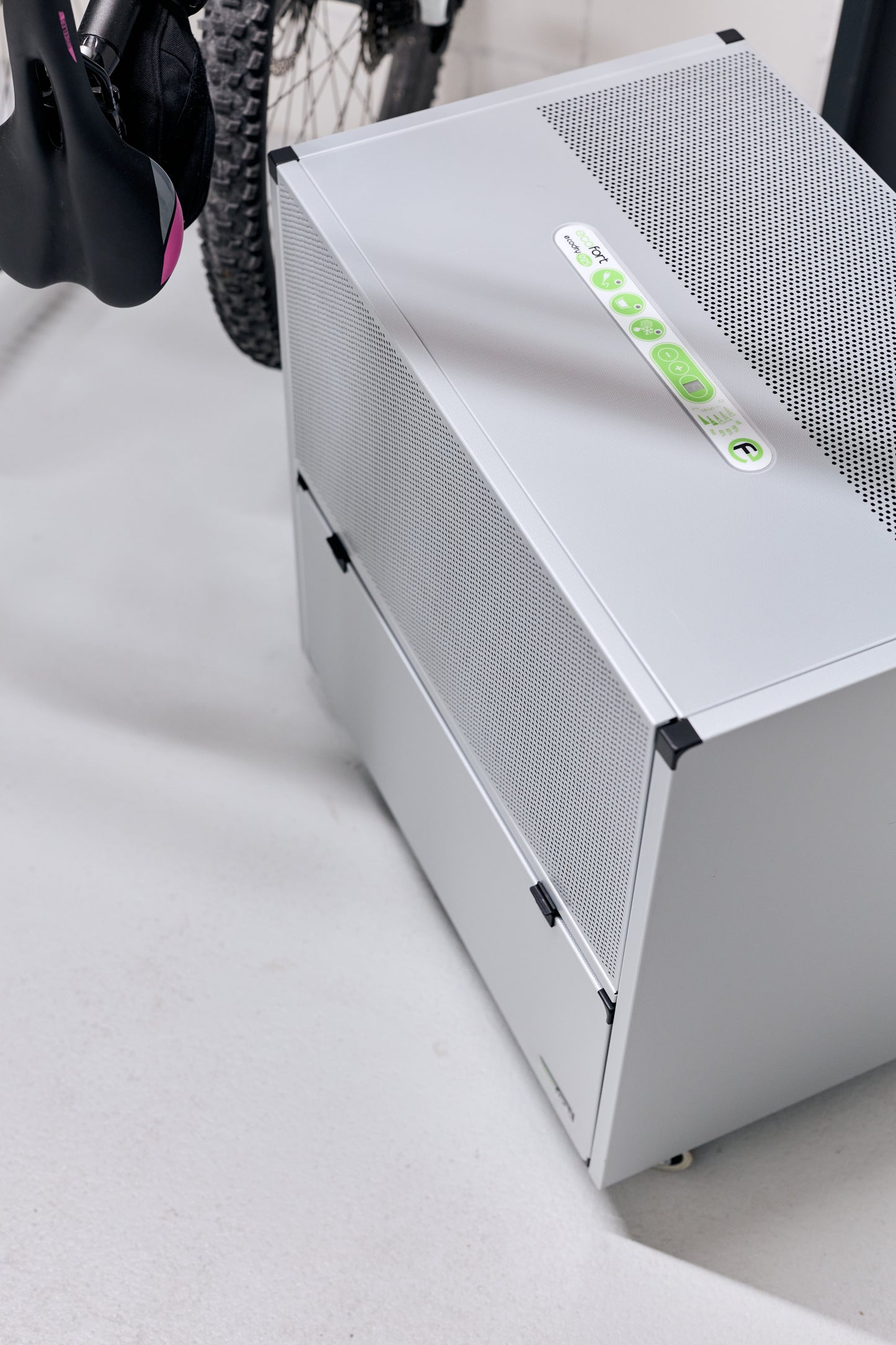 Mobiler Luftentfeuchter ecodry 925 mit robustem Metallgehäuse und stabilen Lenkrollen für einfachen Transport.