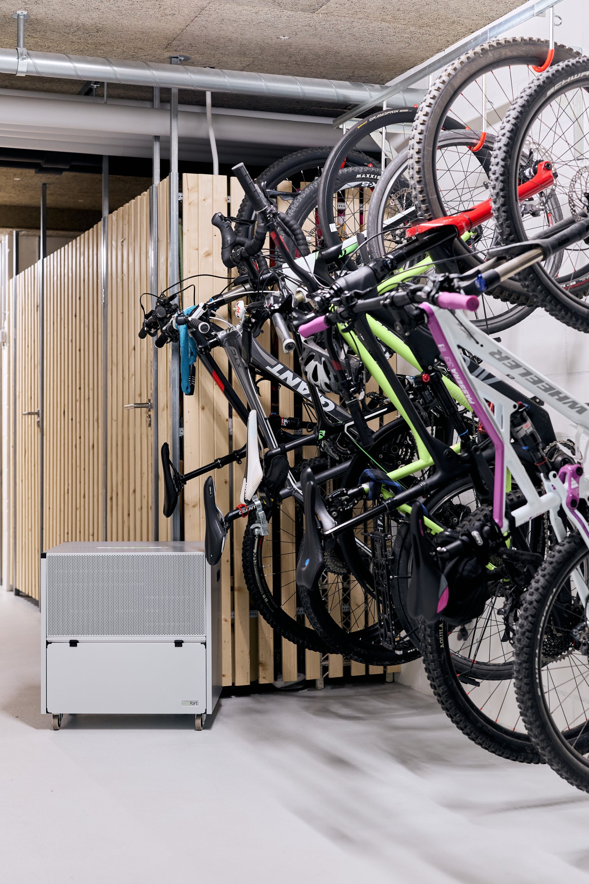 ecodry 925 Luftentfeuchter mit stabilem Metallgehäuse und 4 stabilen Lenkrollen für einfache Mobilität.