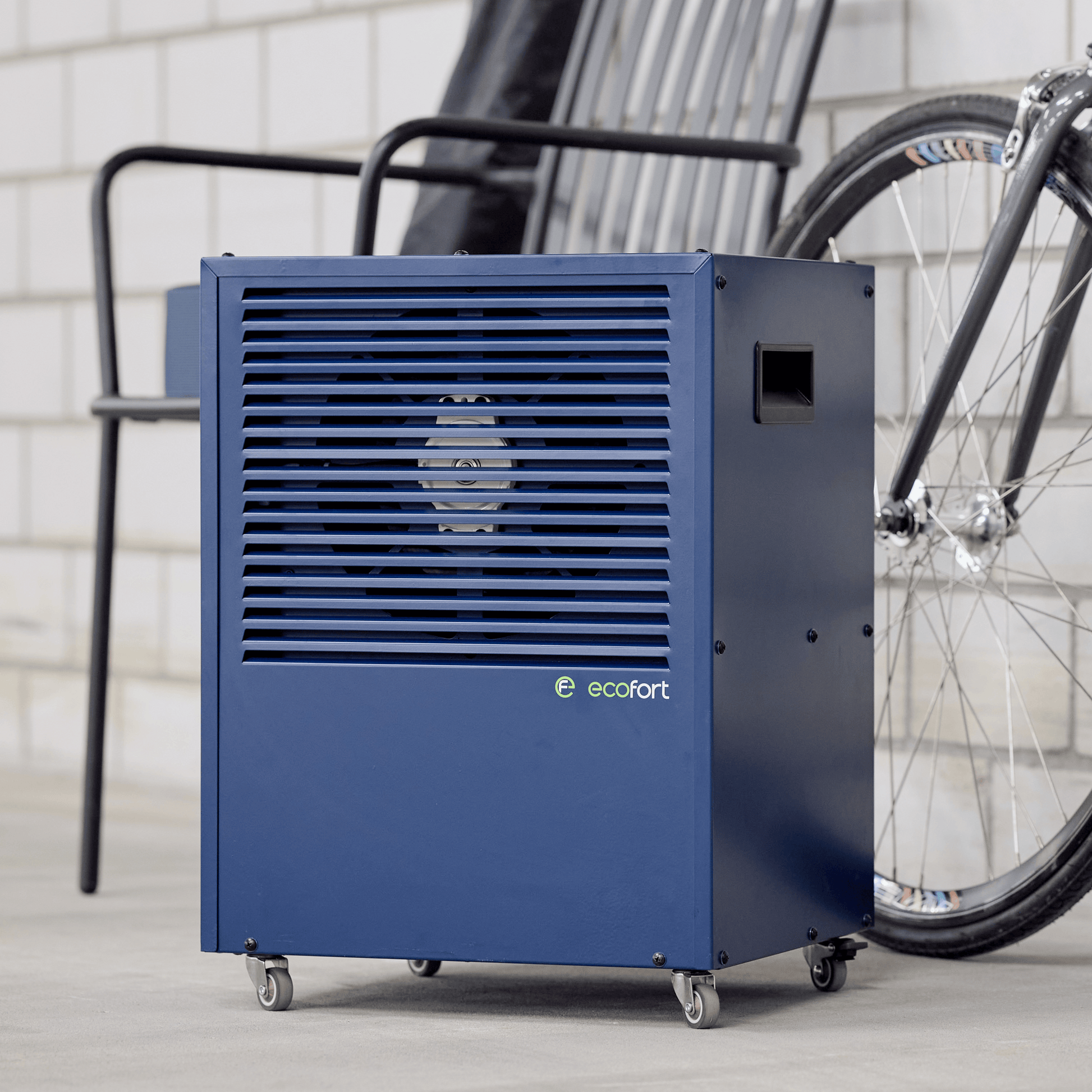 Der ecodry CaveMaster in Sapphire Blue ist mehr als ein Luftentfeuchter – er ist ein eleganter Teil deiner Weinkeller-Ausstattung.