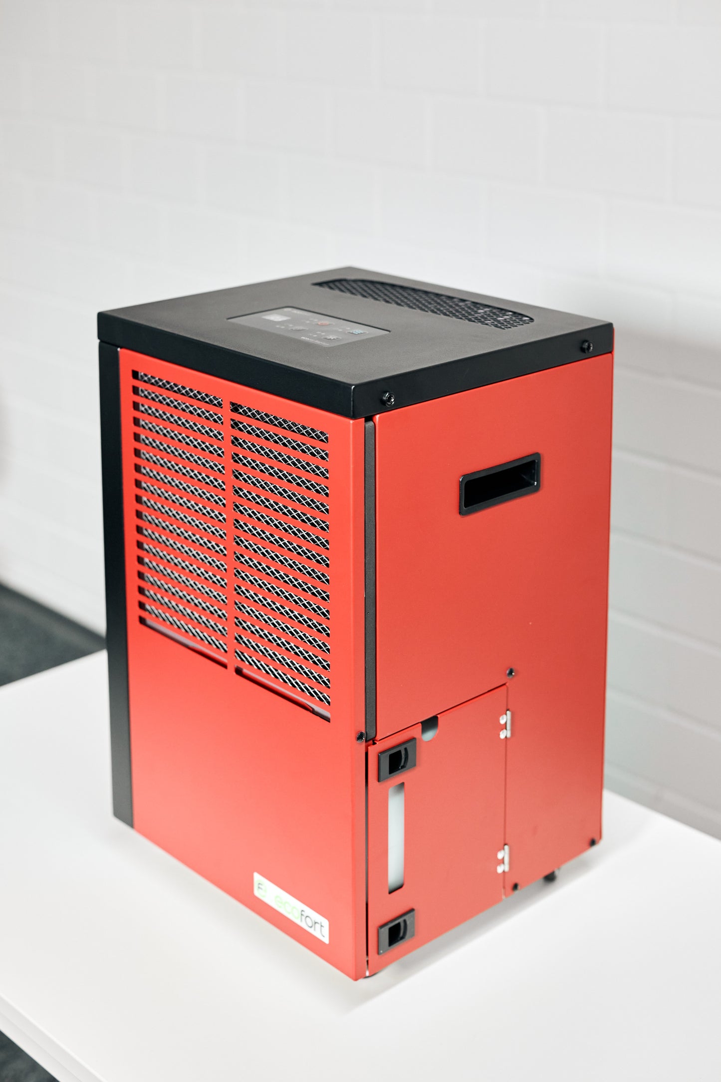 ecodry Neptun Wäschetrockner in Ruby Red für effektive Feuchtigkeitskontrolle und mobile Nutzung.