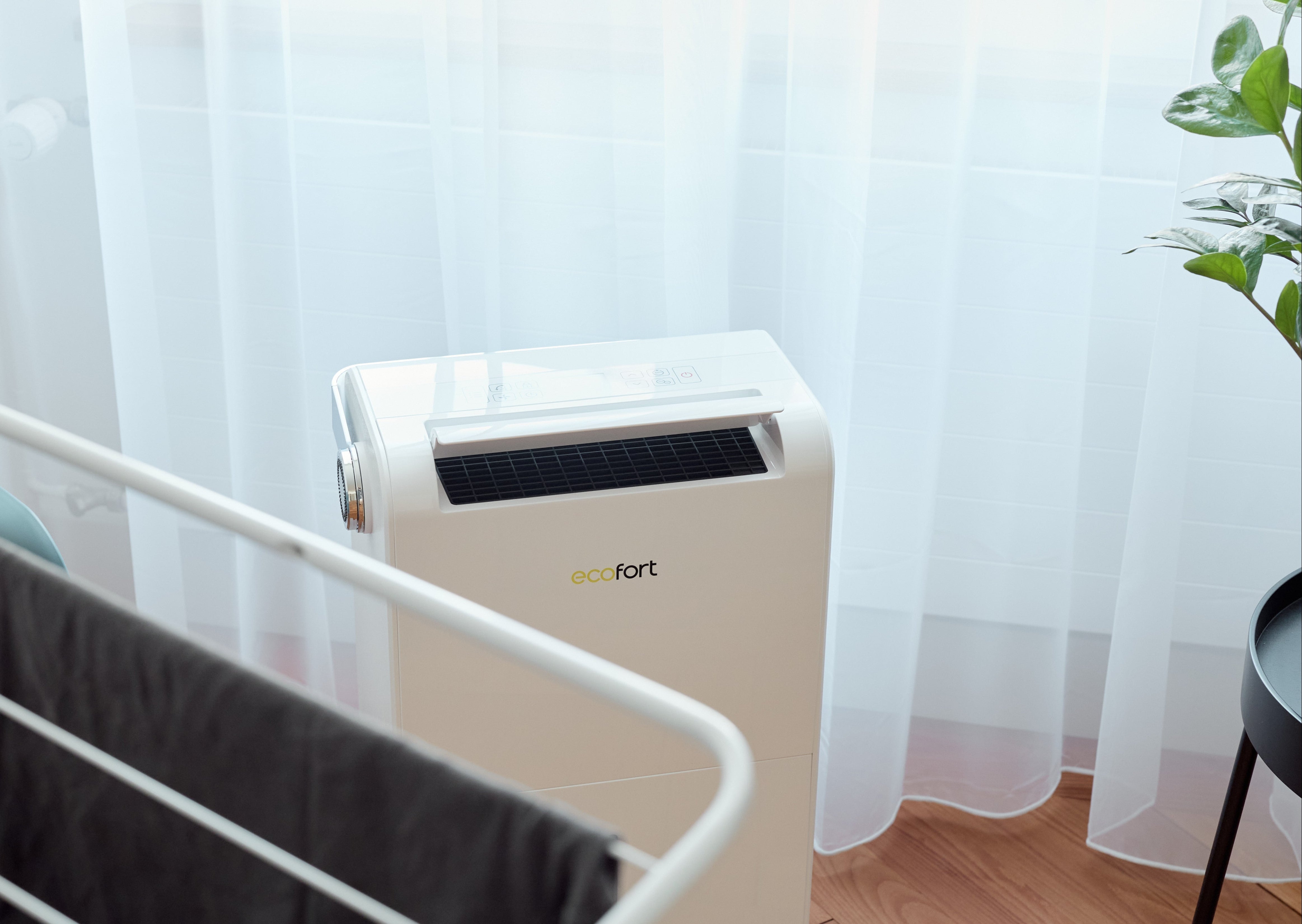 ecoQ DryAir 35L ES Luftentfeuchter im Wohnzimmer neben Wäscheständer