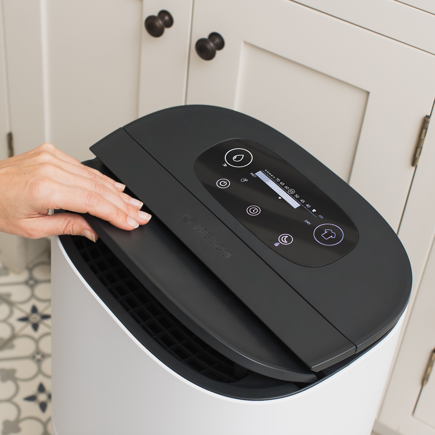 Weniger Energie, mehr Komfort: Der Arete® Two 12L sorgt für frische Luft und spart dabei bis zu 50 % Strom – perfekt für Wohnräume.