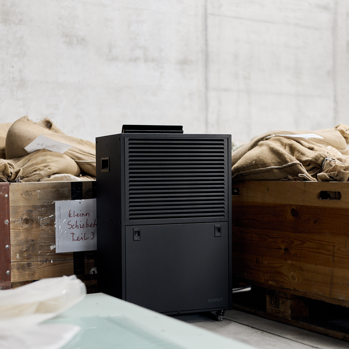 ecodry Neptun XP Black im Lagerraum zum Schutz vor Feuchtigkeit