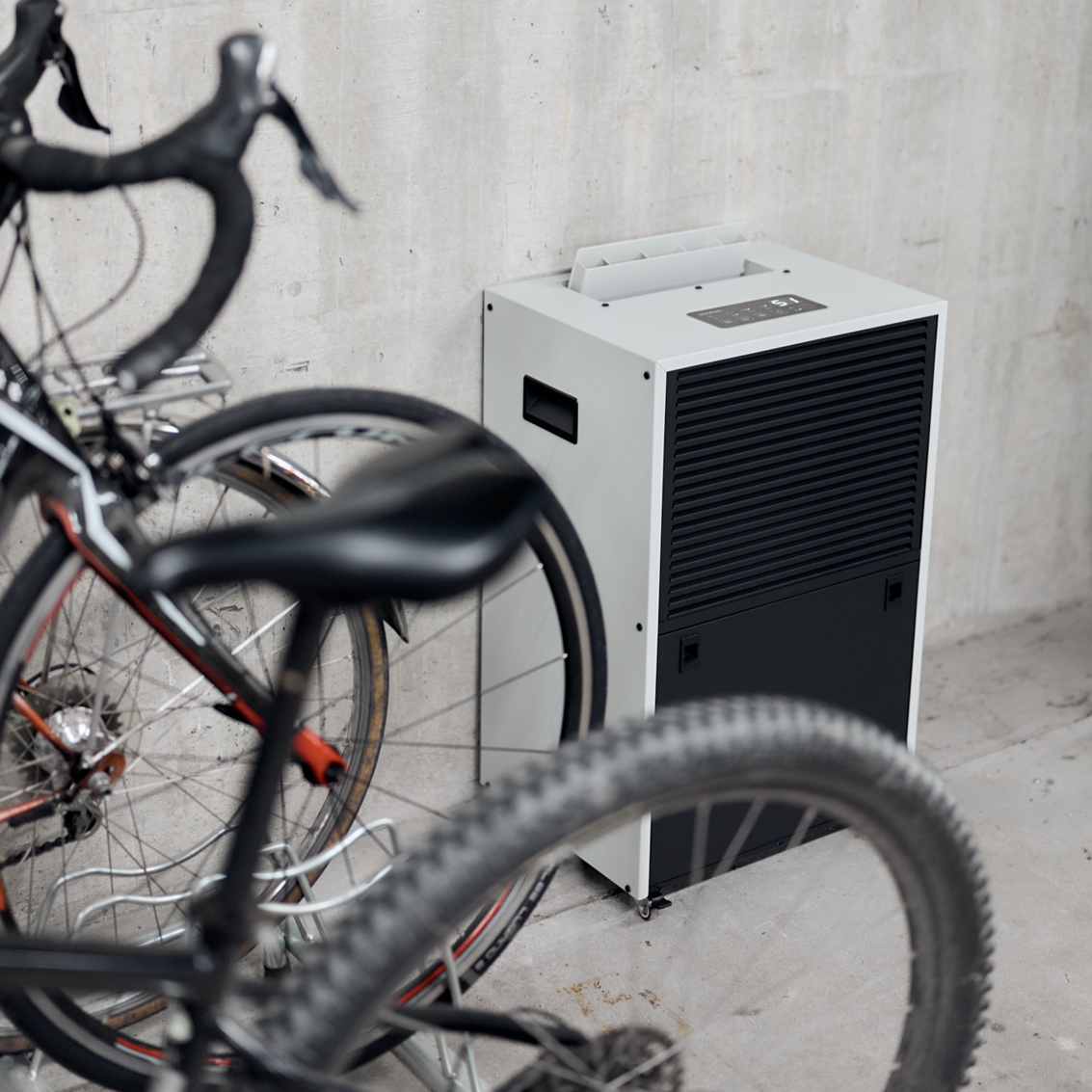 ecodry Neptun XP light grey / black im Veloraum zum Schutz vor Feuchtigkeit