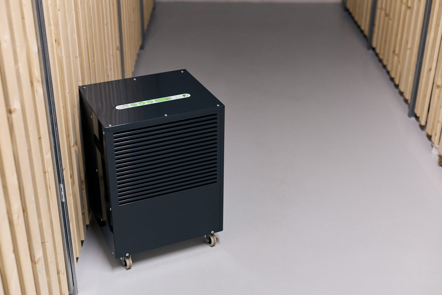 ecodry 425 in Anthrazit mit 4 stabilen Lenkrollen, automatischer Abtauvorrichtung und robustem Metallgehäuse.