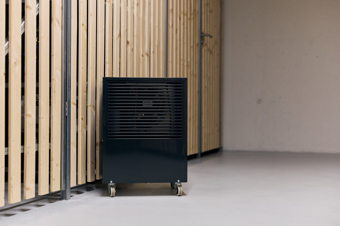 ecodry 425 in Anthrazit, mobiler Luftentfeuchter mit robustem Metallgehäuse und 4 stabilen Lenkrollen.