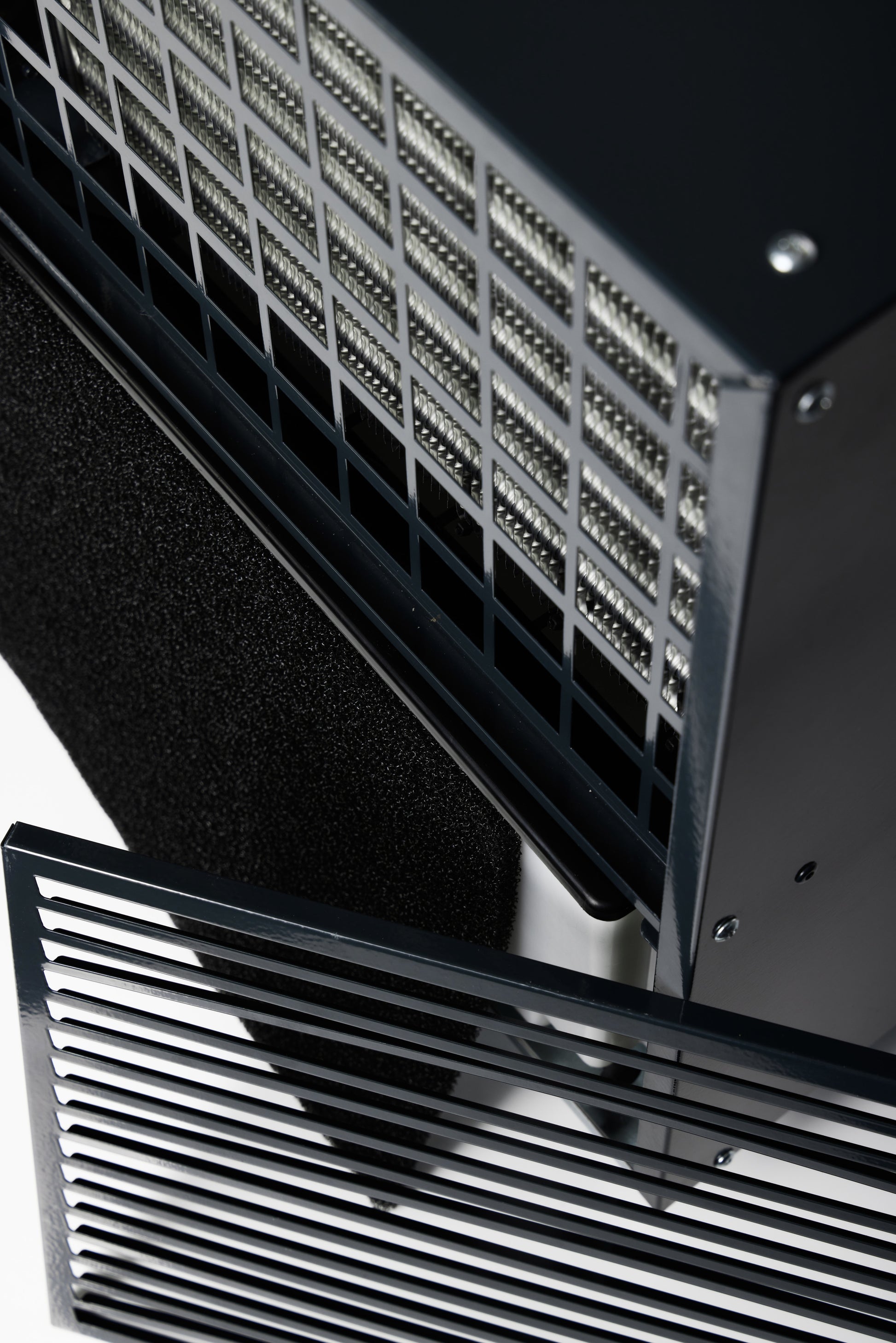 Mobiler ecodry 425 Luftentfeuchter in Anthrazit mit 4 stabilen Lenkrollen für einfachen Transport.