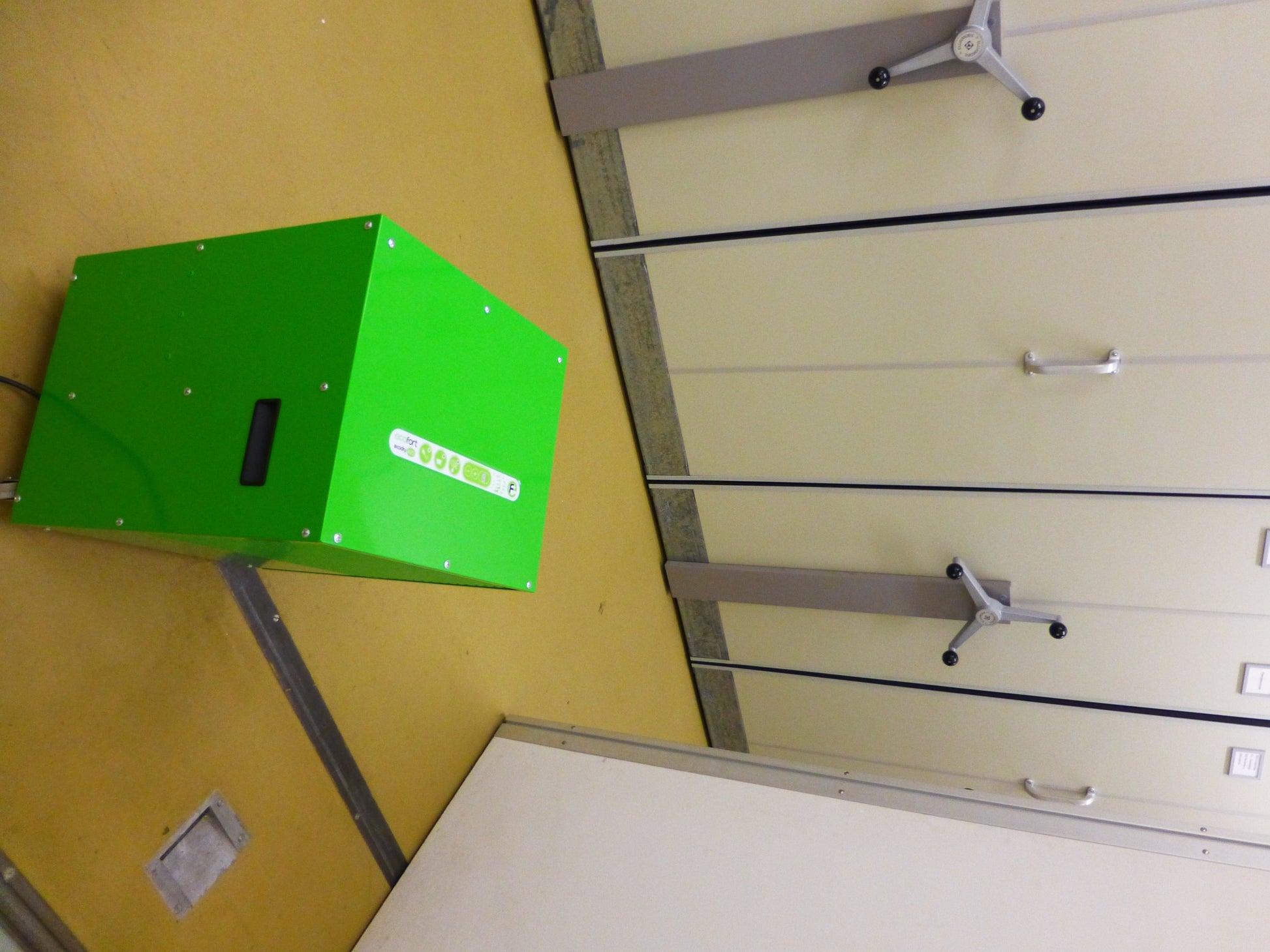 ecodry 425 Original Green Luftentfeuchter mit 4 stabilen Lenkrollen und automatischer Abtauvorrichtung.