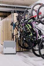 ecodry 925 Luftentfeuchter mit stabilem Metallgehäuse und 4 stabilen Lenkrollen für einfache Mobilität.