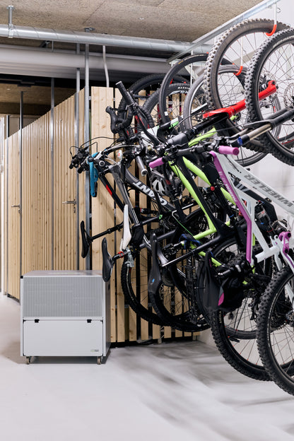 ecodry 925 Luftentfeuchter mit stabilem Metallgehäuse und 4 stabilen Lenkrollen für einfache Mobilität.