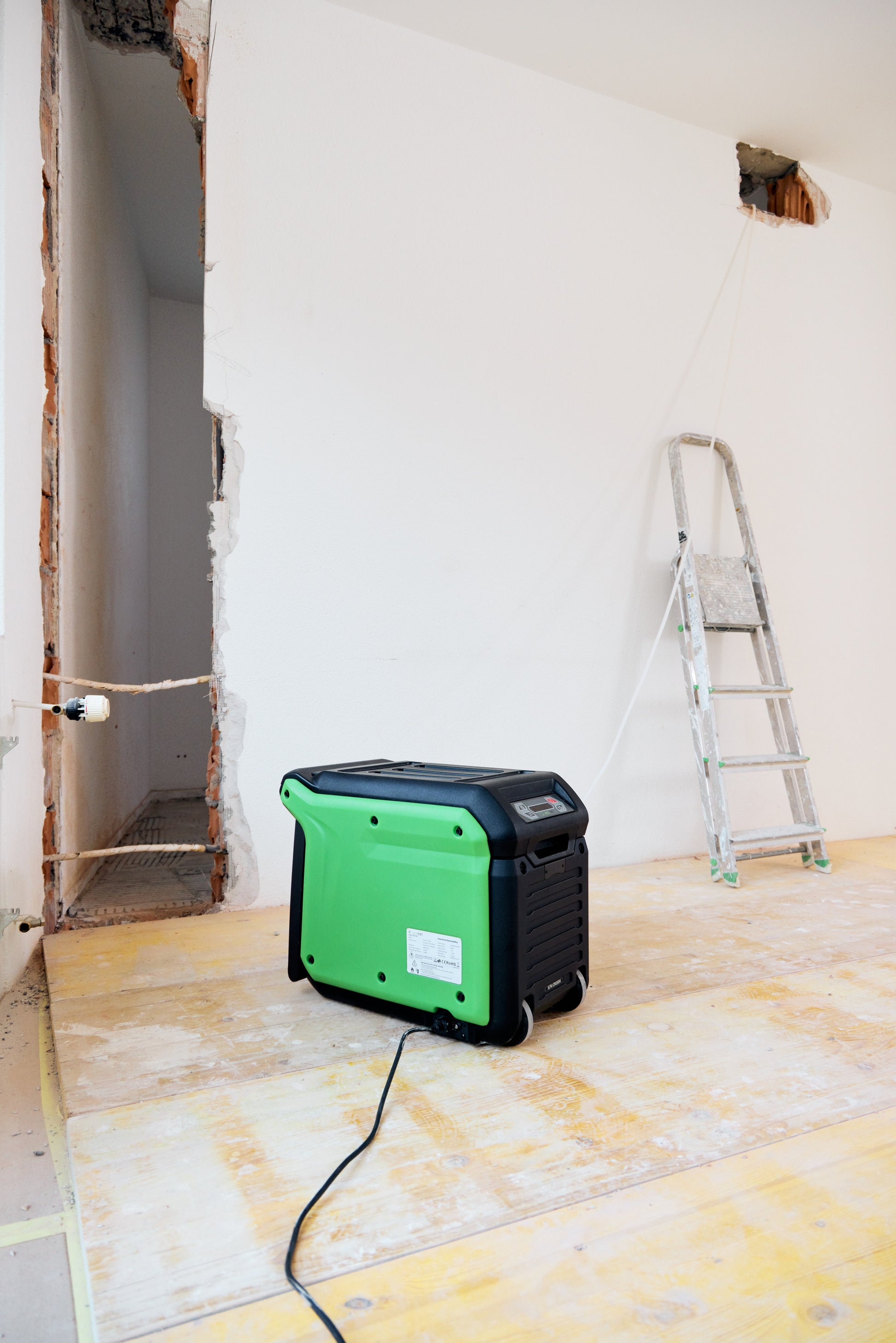 ecodry Pro 55C Luftentfeuchter mit Hygrostat, integrierter Pumpe und maximaler Entfeuchtungsleistung von 55 l/24h.