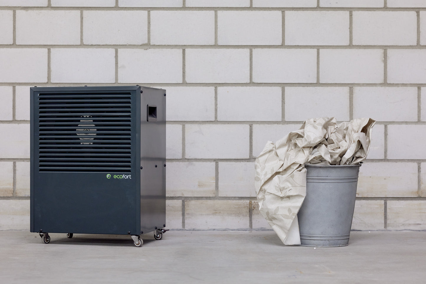 ecodry CaveMaster Granitgrau Luftentfeuchter mit 10.2 l/24h Entfeuchtungsleistung und 6 l Behältervolumen.