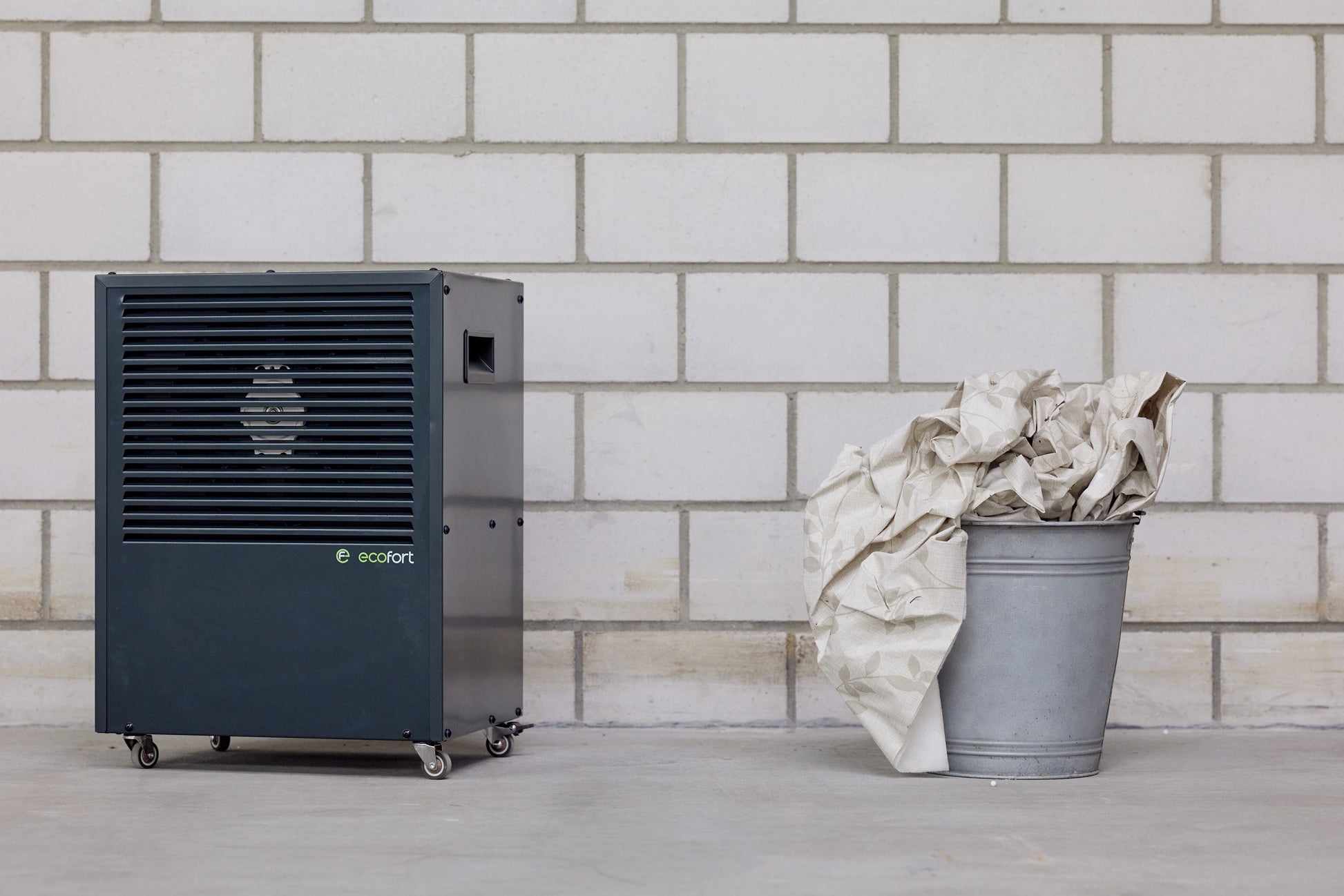 ecodry CaveMaster Granitgrau Luftentfeuchter mit 10.2 l/24h Entfeuchtungsleistung und 6 l Behältervolumen.