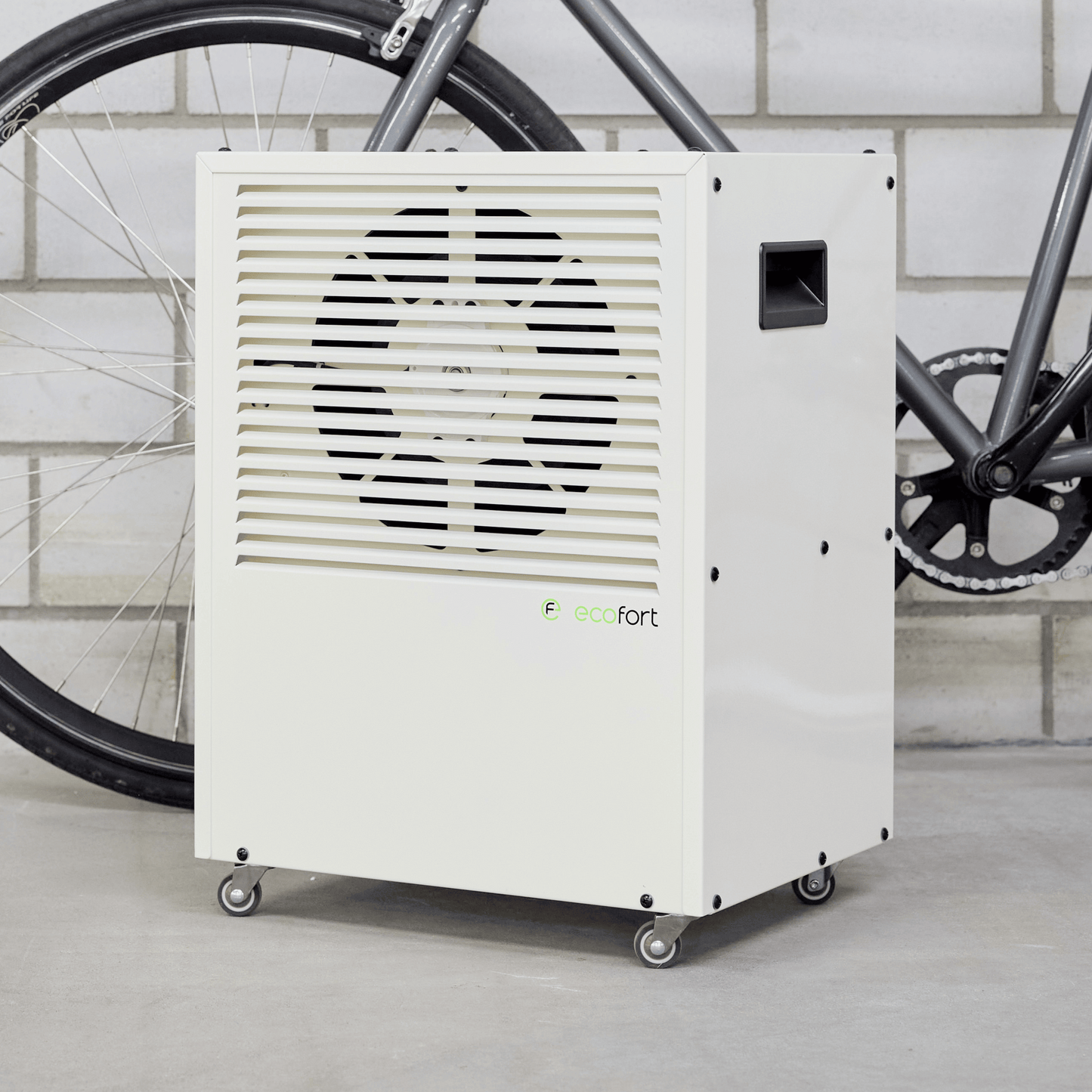 Perfektes Klima für edle Tropfen: ecodry CaveMaster – Oyster White sorgt für konstante Luftfeuchtigkeit und schützt Wein langfristig.