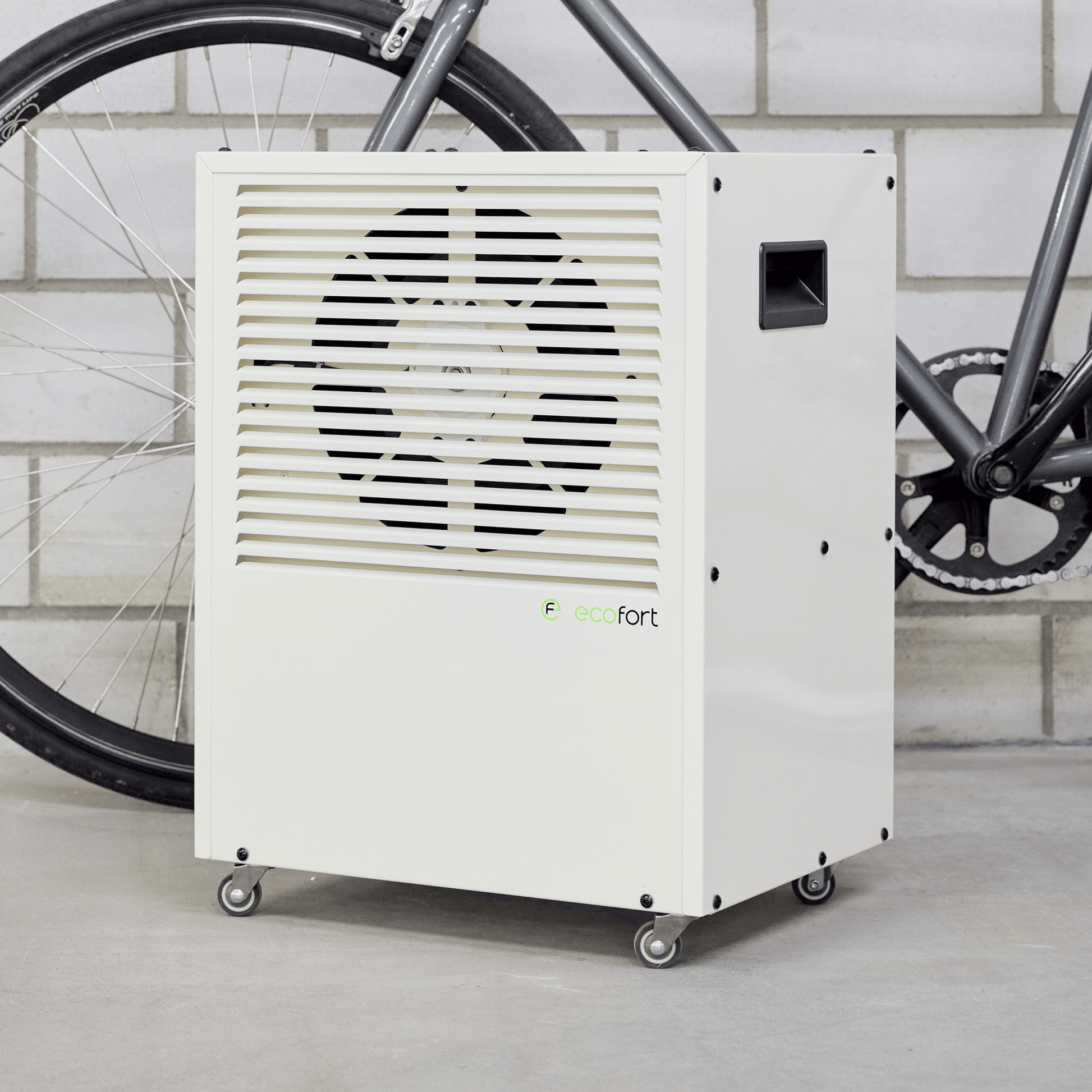 Perfektes Klima für edle Tropfen: ecodry CaveMaster – Oyster White sorgt für konstante Luftfeuchtigkeit und schützt Wein langfristig.