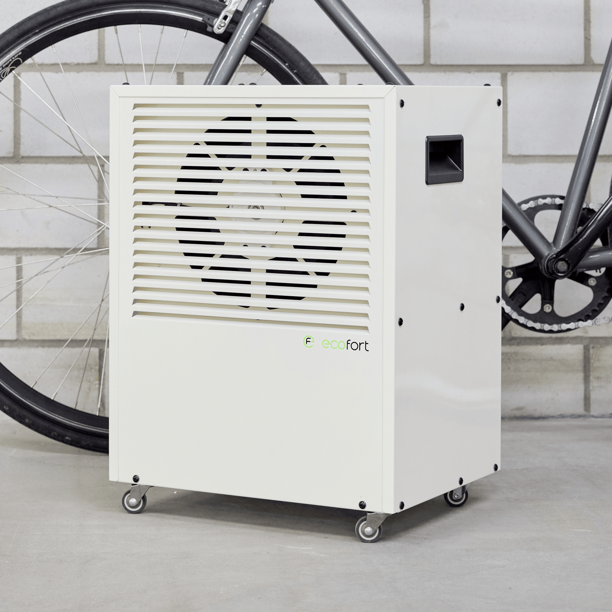 Perfektes Klima für edle Tropfen: ecodry CaveMaster – Oyster White sorgt für konstante Luftfeuchtigkeit und schützt Wein langfristig.