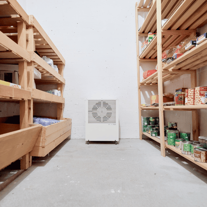 In stilvollem Oyster White passt der ecodry CaveMaster ideal in jeden Weinkeller. Er hält das Klima konstant und deine Weine in Bestform.