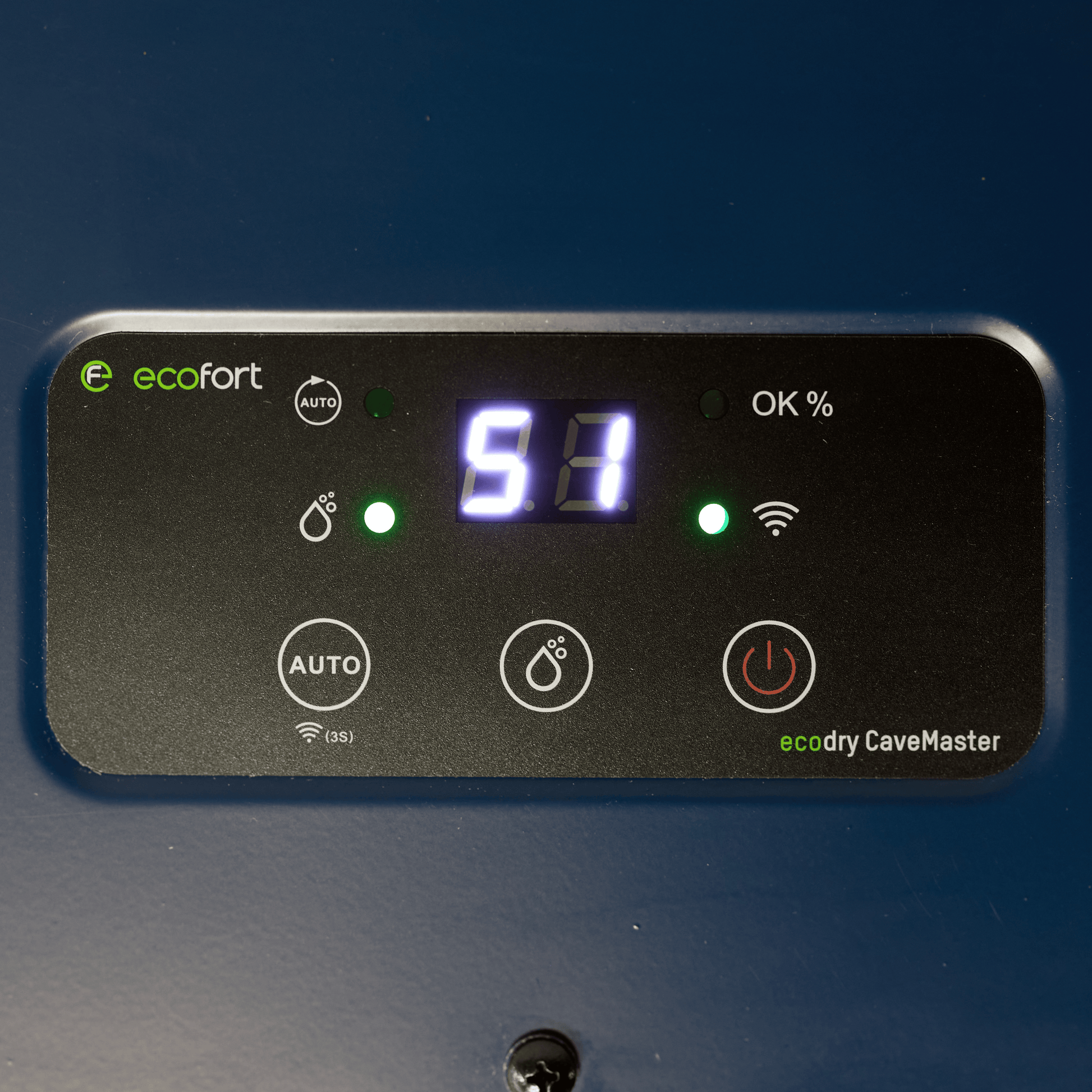 Edles Blau trifft auf Profi-Qualität: ecodry CaveMaster – Sapphire Blue reguliert zuverlässig das Kellerklima für Wein und Genuss.