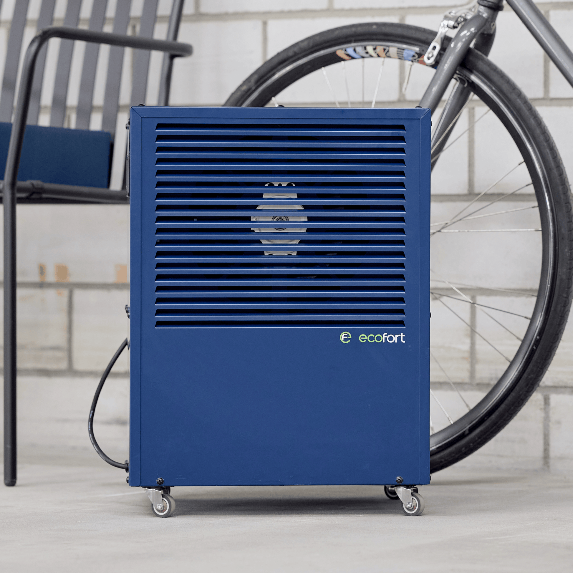 Stilvoller Schutz für edle Tropfen: ecodry CaveMaster Sapphire Blue sorgt für konstante Luftfeuchtigkeit auf Profi-Niveau.