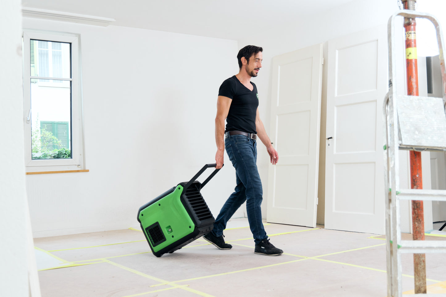 ecodry Pro 35C, ultra-kompakter Bautrockner mit Hygrostat und integrierter Pumpe zur Luftentfeuchtung.