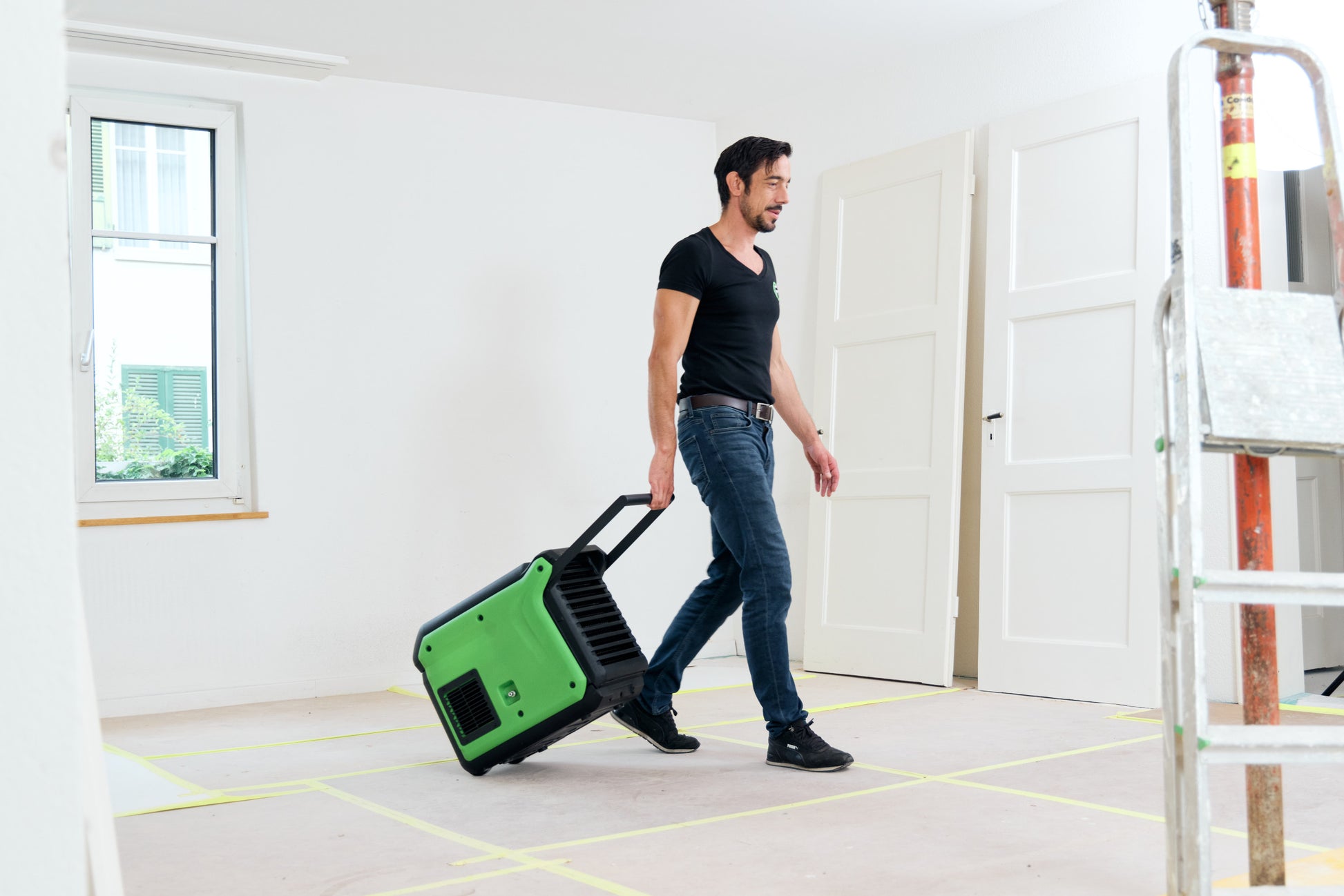 ecodry Pro 35C, ultra-kompakter Bautrockner mit Hygrostat und integrierter Pumpe zur Luftentfeuchtung.