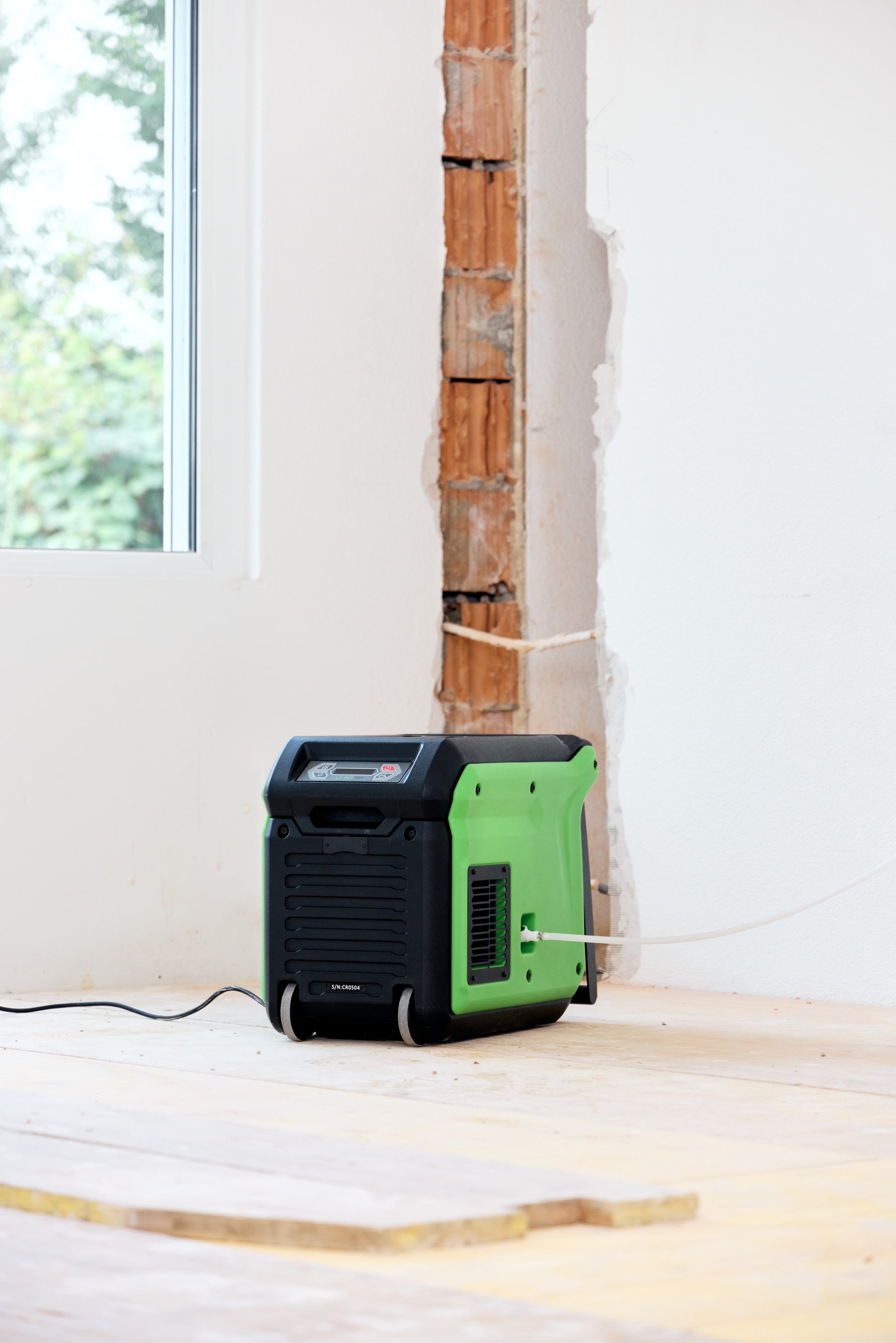 ecodry Pro 55C Luftentfeuchter mit Hygrostat, integrierter Pumpe und max. Entfeuchtungsleistung von 55 l/24h.