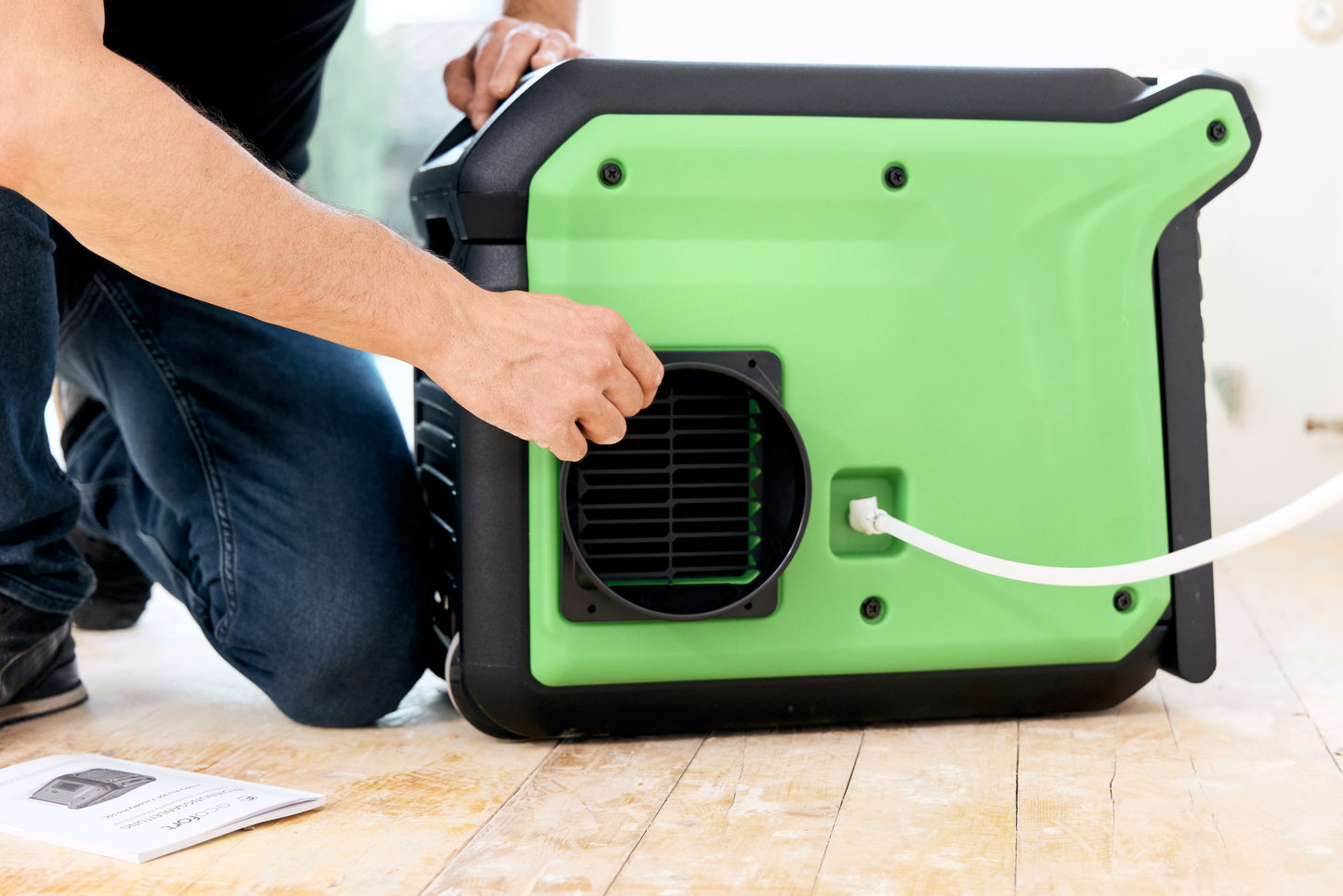 ecodry Pro 55C Luftentfeuchter mit Hygrostat, integrierter Pumpe und automatischem Modus; Höhe 45 cm.