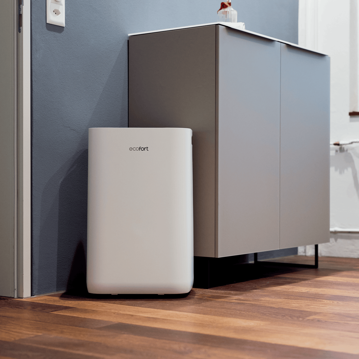 ecoQ DryAir 20L Energy Saver - stromsparender, ultra-leiser Raumentfeuchter in Classic White, TCS Testsieger für Räume bis 50 m² - dezent im modernen Wohnraum platziert.