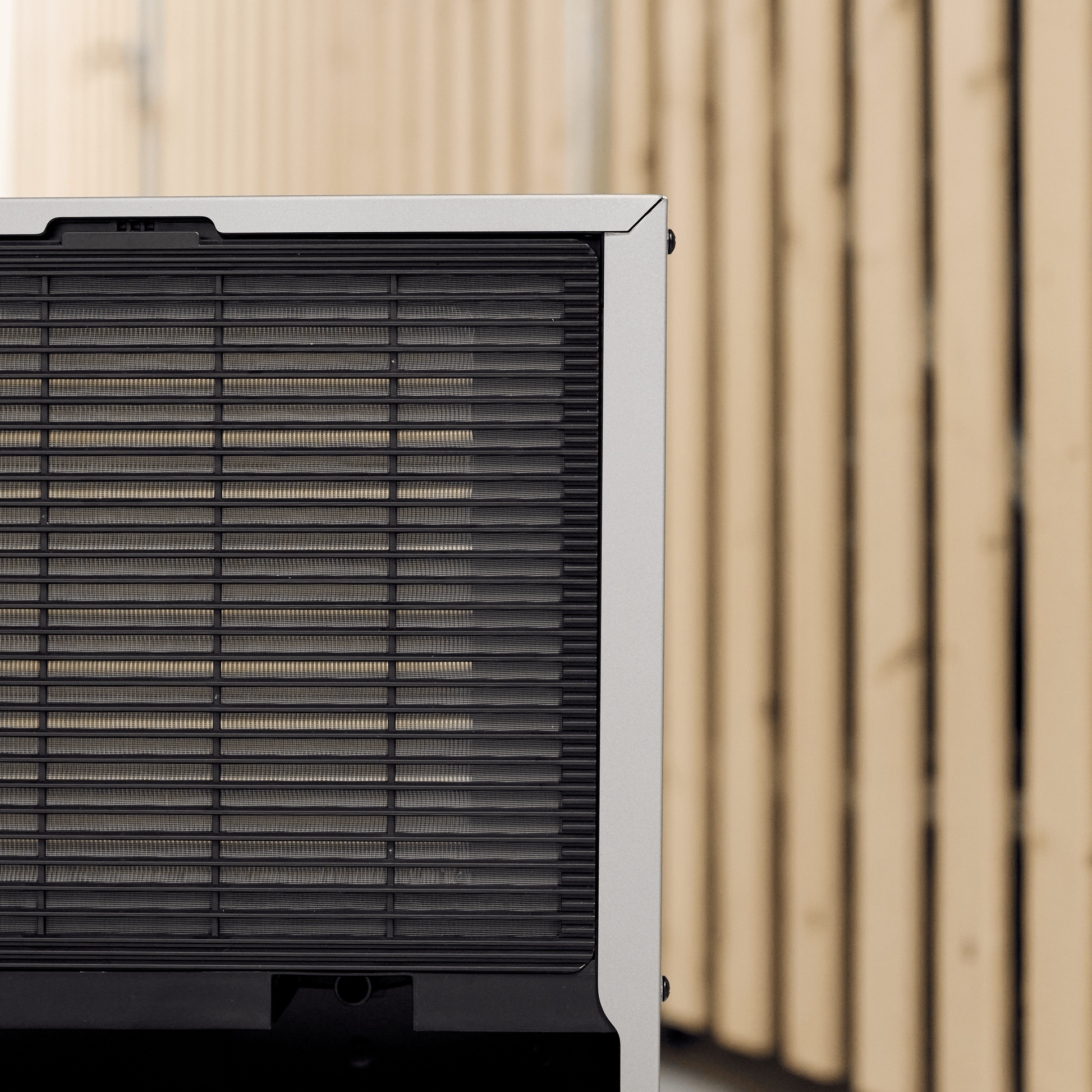 Gegen hohe Luftfeuchtigkeit: ecoQ DryAir 25L Task trocknet Räume effektiv und energiesparend – mit intelligentem Feuchtesensor.