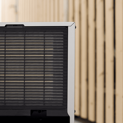 Gegen hohe Luftfeuchtigkeit: ecoQ DryAir 25L Task trocknet Räume effektiv und energiesparend – mit intelligentem Feuchtesensor.