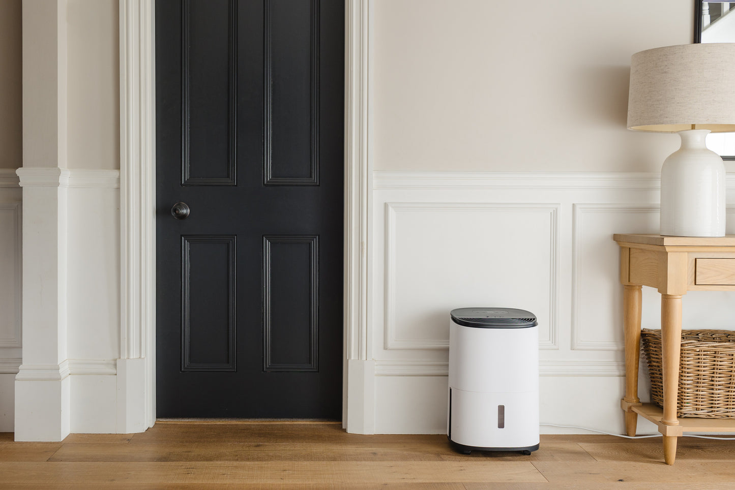 Meaco Arete® One 10L Luftentfeuchter an der Wand mit niedrigem Stromverbrauch und H-13 HEPA-Filter.