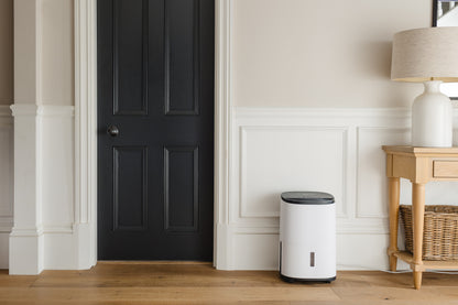 Meaco Arete® One 10L Luftentfeuchter an der Wand mit niedrigem Stromverbrauch und H-13 HEPA-Filter.