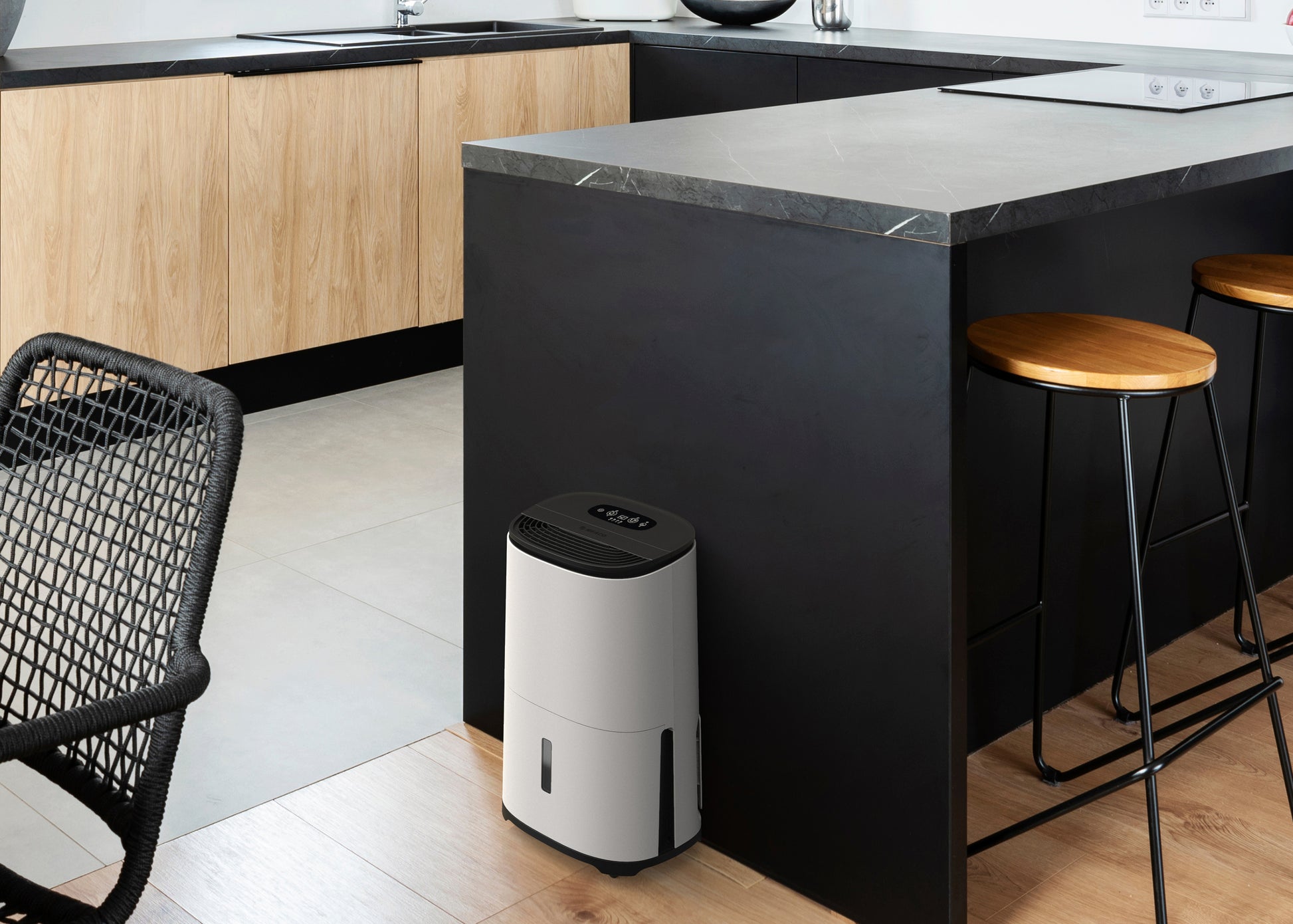 Der Meaco Arete® One 12L Luftentfeuchter bietet 12,33 l/24h Entfeuchtungsleistung und H-13 HEPA-Filter.