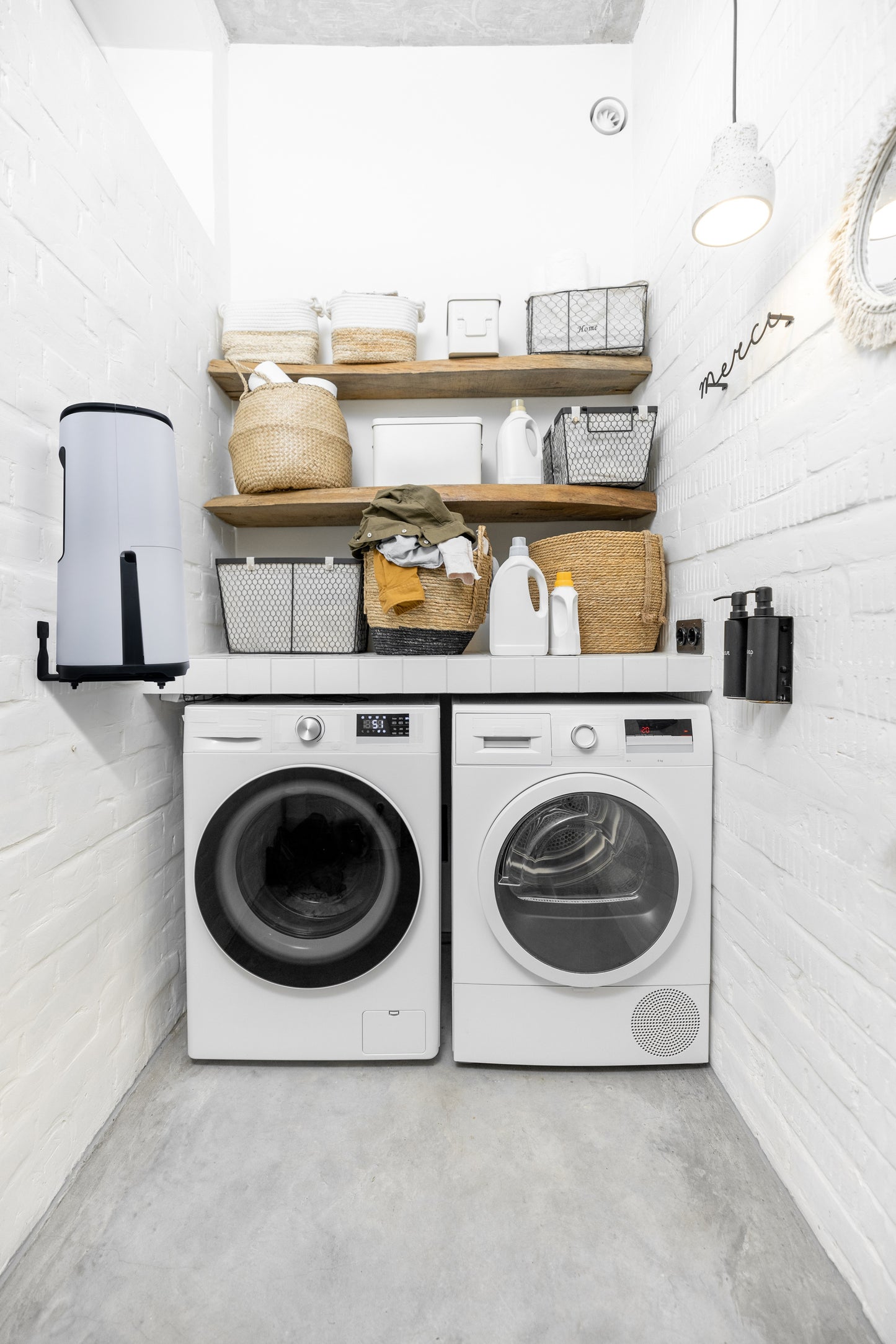 Meaco Arete® Wandhalterung für 10L und 12L, platzsparendes Design, manuelle Entleerung und Direktabfluss möglich.